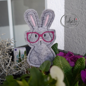 Stickdatei-ITH-Blumenstecker-Hase-mit-Brille